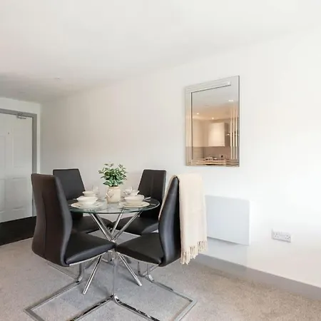 Apartment Bright & Modern 1 Bedroom In *
