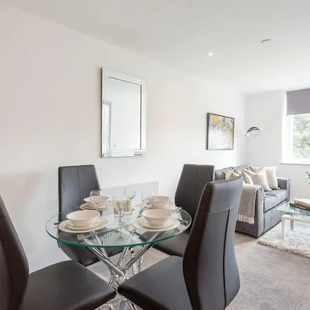 Bright & Modern 1 Bedroom In Apartment